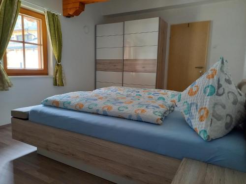 AinetNagelehof 3的一张带蓝色床垫和两个枕头的床