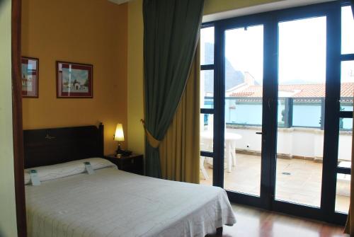 阿格特普图德拉斯尼威斯酒店的一间卧室设有一张床,享有阳台的景色