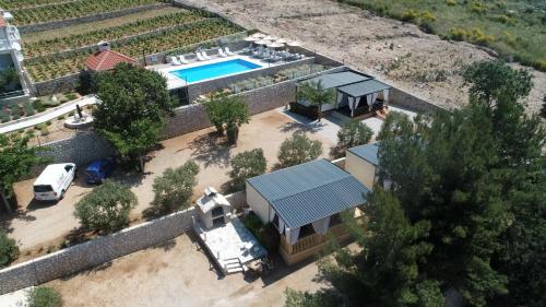 奥瑞比克New Adria mobile Home - camp Vala的享有带游泳池的房屋的空中景致