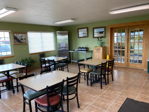 Kadoka卡多卡美国最佳价值旅馆的用餐室配有木桌和椅子