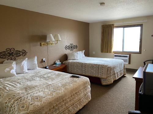 Kadoka卡多卡美国最佳价值旅馆的酒店客房设有两张床和窗户。