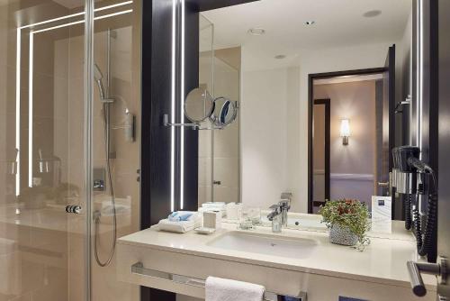 上乌瑟尔法兰克福/奥博路塞尔多林特酒店的一间带水槽和淋浴的浴室