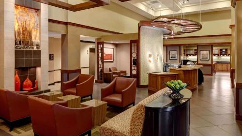 Sonesta Select Tucson Airport酒廊或酒吧区