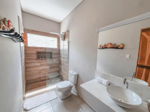 图托亚Pousada NAK - Nativa Arpoador Kite的白色的浴室设有卫生间和淋浴。