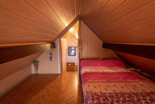 新梅斯托Holiday home in Novo Mesto - Dolenjska Bela krajina Unter- Weißkrain 42895的一间小卧室,配有一张位于木制房间内的床