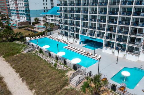 默特尔比奇Grande Beach Resort的享有度假村游泳池的空中景致