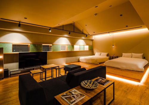 浦添D-and Stay 5 Resort Okinawa的客厅配有床和沙发