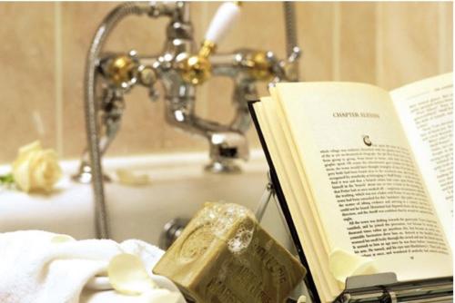 基拉尼基拉尼皇家酒店 的书放在浴室台面上,带水槽