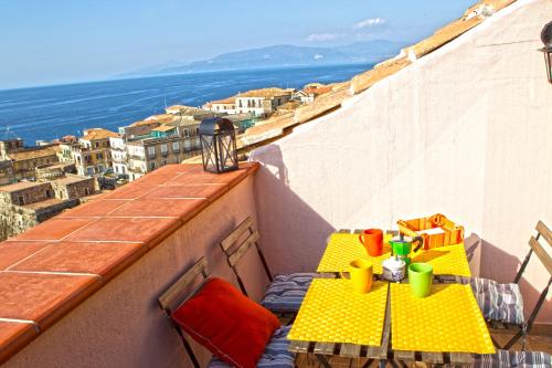 皮佐Apartment Casa Beatrice的海景阳台上的两张桌子