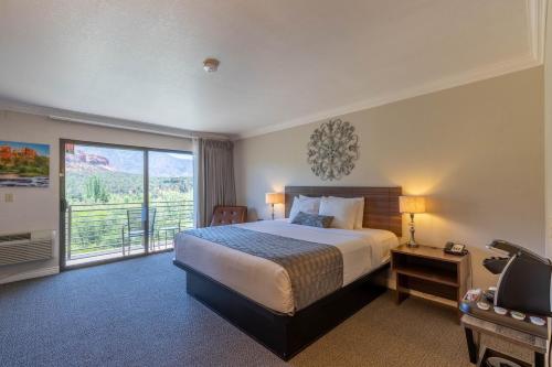 塞多纳雪松度假酒店的酒店客房设有一张床和一个阳台。