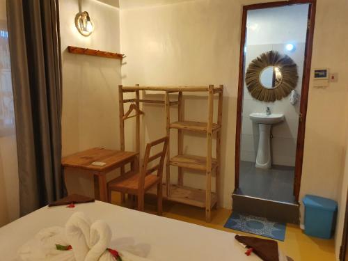 Jambiani Guest Lodge LITHAM客房内的一张或多张双层床