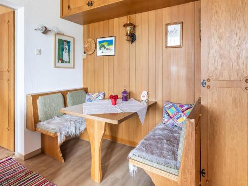 泰奇尔斯伯格阿沃斯Apartment in Carinthia on Lake Woerthersee的木房设有桌子和长凳