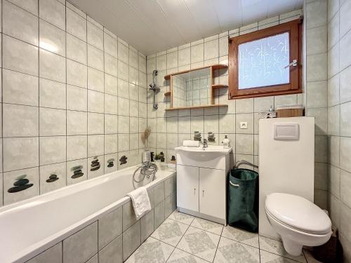 利克维Appartement 2 chambres au cœur du vignoble avec terrasse的浴室配有盥洗盆、卫生间和浴缸。