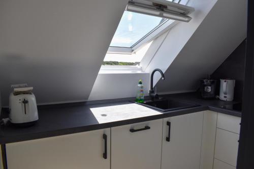 诺德奈Wohnung Wattwurm的厨房设有水槽和窗户。
