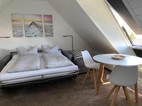 诺德奈Wohnung Wattwurm的客厅配有沙发和桌子