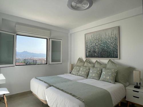 Holidays2Malaga Princesa 3 dormitorios, vistas al mar y montaña, terraza y a 200m a la playa客房内的一张或多张床位