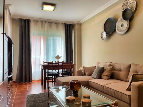桑亨霍Apartamento turístico en Sanxenxo的客厅配有沙发和桌子