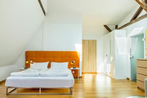 科赫姆维奴姆科赫姆别墅酒店的卧室配有白色的床和木制床头板