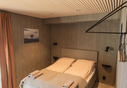 亨宁斯韦尔Modern apartment in Henningsvær的卧室配有一张床