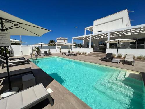 托雷苏达Elite Luxury Residence的房屋前的游泳池