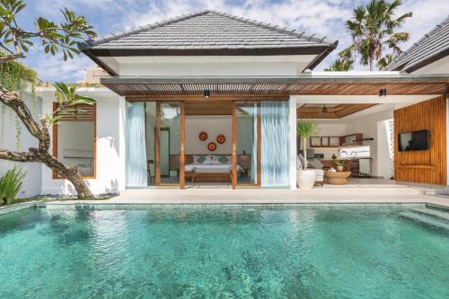 塞米亚克Fenosa Seminyak Villas by Nagisa Bali的别墅前的游泳池