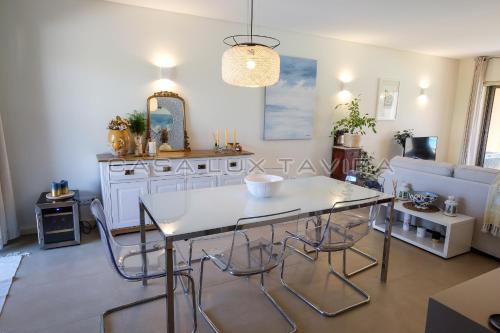 斯代塔维拉Casa Lux Tavira的客厅配有桌子和沙发