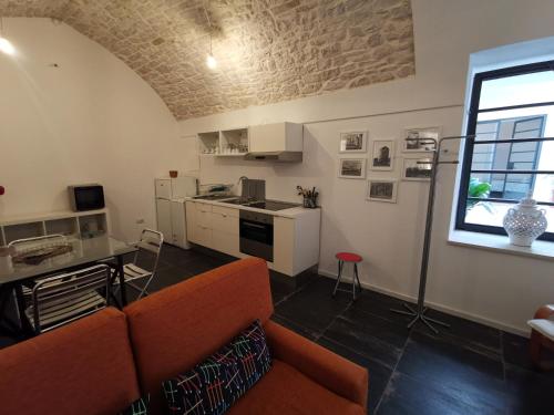 卡萨诺德莱穆尔杰Aracoeli 20的带沙发的客厅和厨房