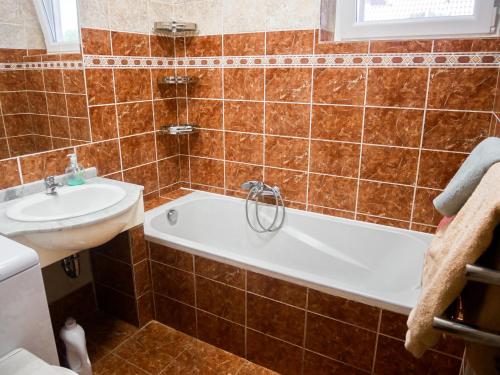 Ordacsehi特尼兹温德哈兹旅馆的带浴缸和盥洗盆的浴室