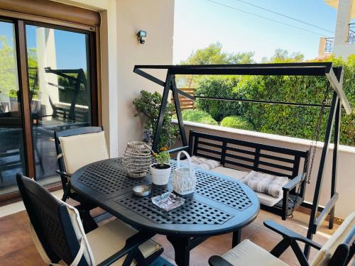 科斯基努Seaview Villa - Amazing Sea & Mountain View的一个带窗户的庭院里的桌椅