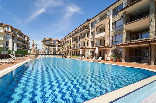 布尔加斯Burgas Beach Resort 2 Apartments的部分公寓大楼前的游泳池