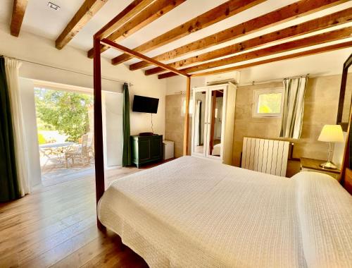 普伊彭耶特芬卡酒店的一间带大床的卧室和一个阳台