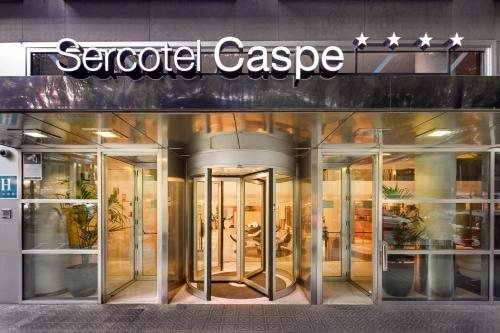 巴塞罗那Sercotel Caspe的商店前有旋转门的商店