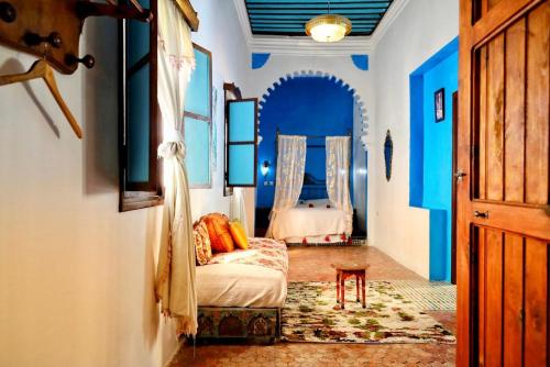得土安里亚德柯米萨庭院旅馆的一间拥有蓝色墙壁的卧室和一张位于客房内的床