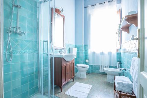 里奥托尔托Appartamento Giannutri的蓝色的浴室设有水槽和卫生间