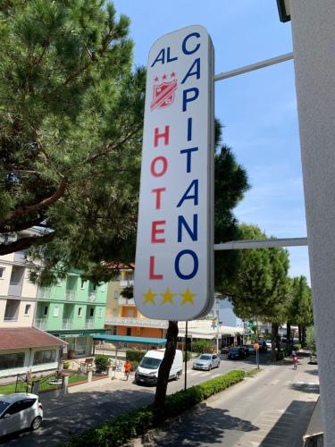 卡奥莱Hotel Al Capitano的街道前的酒店标志