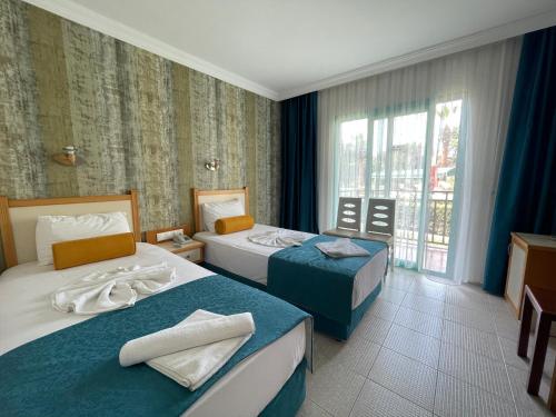 费特希耶瑞彬海滩酒店的酒店客房设有两张床和窗户。
