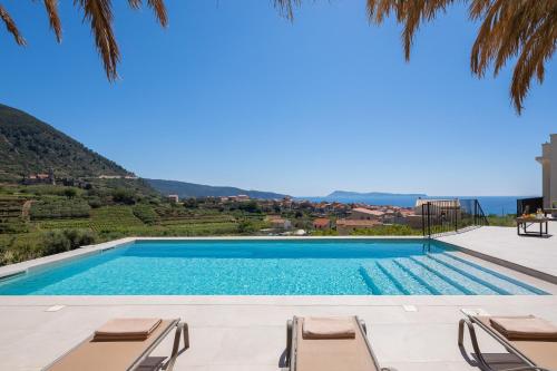 科米扎Luxury Villa Envivo Komiža with heated pool and professional gym的景观别墅内的游泳池