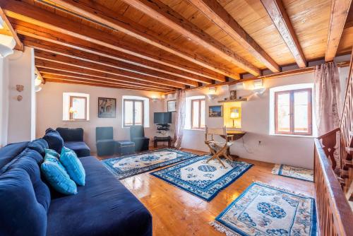 帕里斯特Charming Bohemian house in Perast的客厅里设有蓝色沙发
