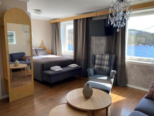 Sandöverken伯爵库登斯酒店 & 餐厅的客厅配有床、沙发和桌子