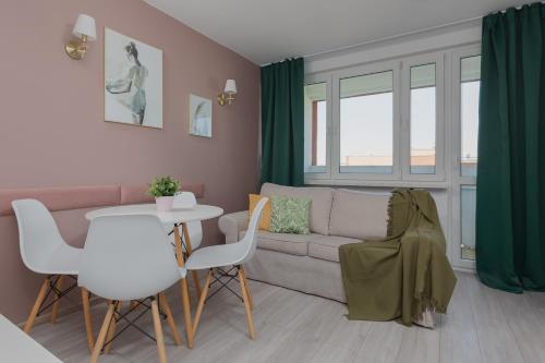 华沙Apartaments Solec 79 by Renters的客厅配有沙发和桌椅