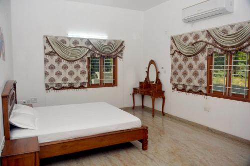 蒂鲁奇奇拉帕利Shri Sai Baba Homestay - EB Colony - Trichy的一间卧室设有一张床和两个窗户。