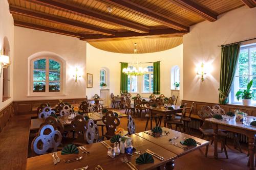 旧天鹅堡纽施瓦斯泰恩城堡餐厅的一间在房间内配有桌椅的餐厅
