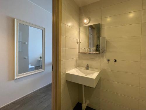 派尔努Aisa Studio的一间带水槽和镜子的浴室