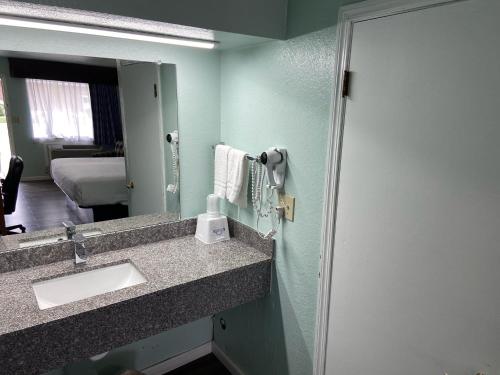 PrattDays Inn by Wyndham Pratt的一间带水槽和镜子的浴室