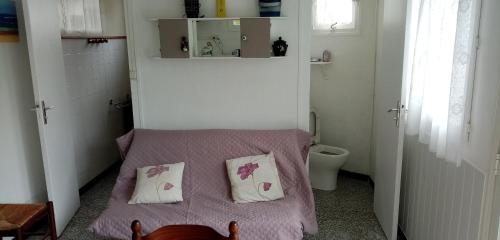 莱昂le Moustic的小房间,配有一张小床和两个枕头