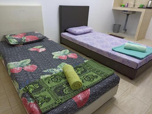 北根Depulauserai Roomstays的两张睡床彼此相邻,位于一个房间里
