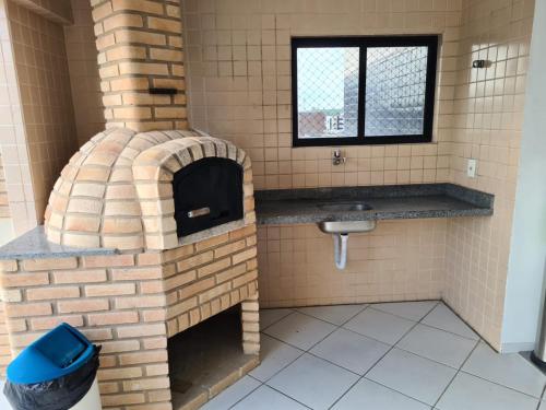 马塞约No melhor da Jatiuca的一间带水槽的浴室内的砖炉