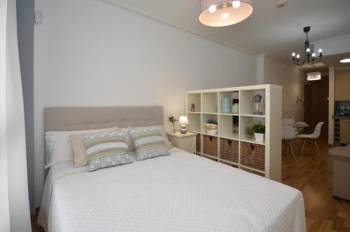 维戈Apartamento zona exclusiva garaje gratis y Netflix的卧室配有白色的床和2个枕头