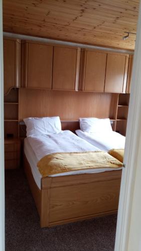 ThorntonBeeston House的卧室内的一张床位,配有木制床头板
