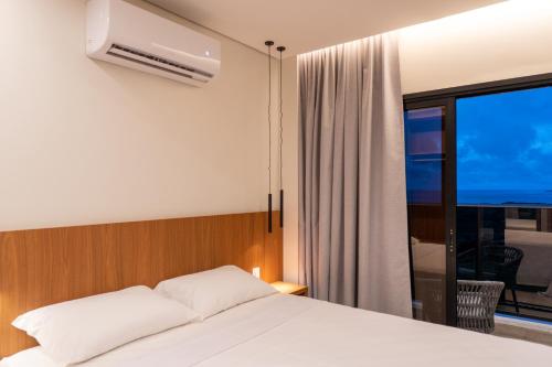 萨利诺波利斯SALINAS PREMIUM - GAV Resorts的卧室配有白色的床和窗户。